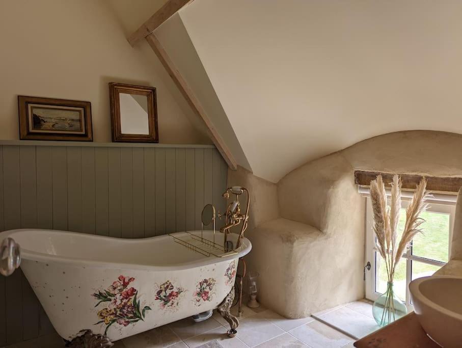 Maison Typique Bretonne Avec Toit De Chaume Camors Exteriér fotografie